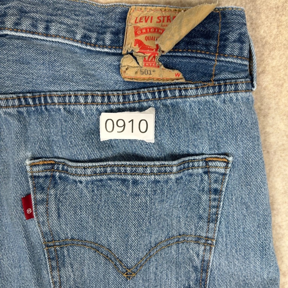 Levi's 501 Original Fit Jeans Mens W34 L30 Blue Medium Wash Straight Leg - Picture 8 of 11